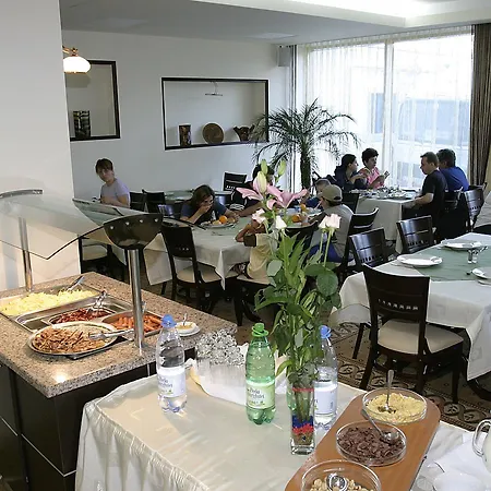 康多尔酒店 4* 马马亚